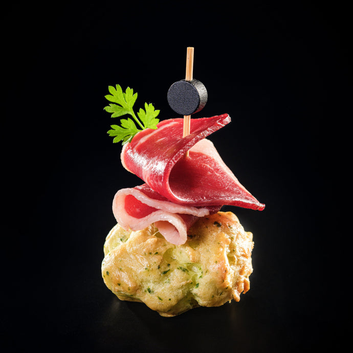 Gougères aux fines herbes et magret d’oie fumé